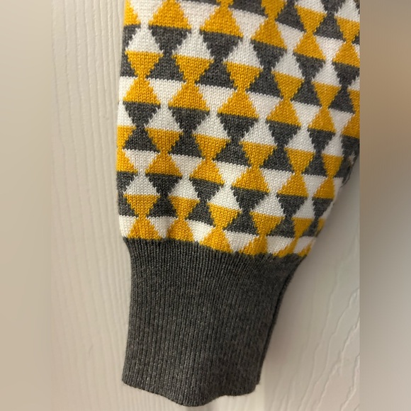 BELLE POGUE Long Sleeved Cropped Cardigan - Picture 4 of 10